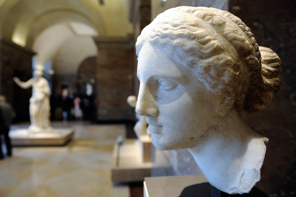 Tête féminine du type de l'Aphrodite de Cnide, vers 150 avant J.-C. d'apès un original de Praxitèle crée vers 360 avant J.-C. Paris Musée du Louvre 